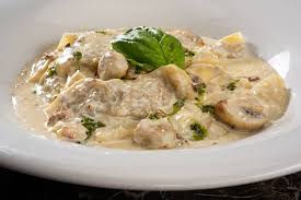 Pollo en Salsa de Champiñones: Un Plato Cremoso y Delicioso