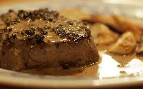 Lomo de Res en Salsa de Pimienta: Un Platillo Clásico y Sofisticado para Disfrutar en Casa