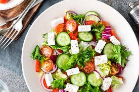 ¡Refrescante y Deliciosa Ensalada Griega Auténtica con Queso Feta!